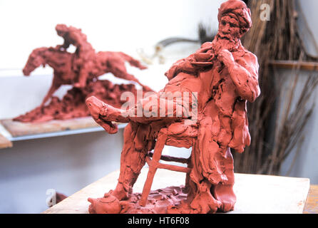 Scultura in argilla di un uomo. Foto Stock