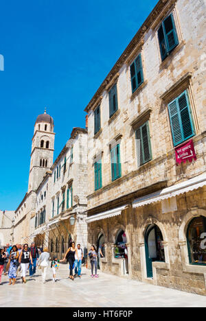Placa o Stradun, con francescano torre campanaria, Grad, la città vecchia, Dubrovnik, Dalmazia, Croazia Foto Stock