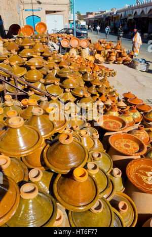 Tajine marocchine colorate, un tipo di pentola di terracotta, disposti in  un souk o mercato di Marrakech, lettura da acquistare da turisti e locali  Foto stock - Alamy