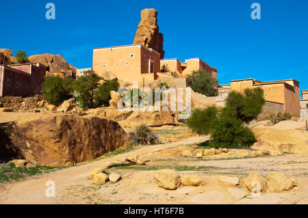 Case residenziali, formazioni rocciose, Route de Tazekka, Tafraout, Souss Massa regione, Marocco Foto Stock