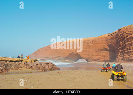 Quad Bike, ad arco in pietra, Legzira Plage, a sud del Marocco Foto Stock