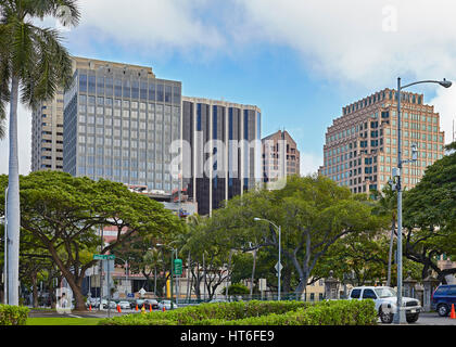 Honolulu, Hawaii, Stati Uniti d'America - 6 Agosto 2016: moderni edifici commerciali nel centro cittadino di Honolulu, il distretto economico delle Hawaii. Foto Stock