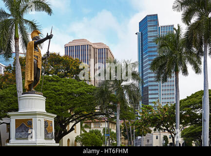 Honolulu, Hawaii, Stati Uniti d'America - 6 Agosto 2016: la statua del Re Kamehameha fronti il moderno quartiere degli affari di Honolulu. Foto Stock