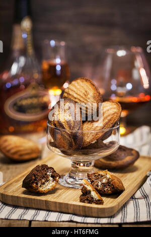 In casa in marmo bianco e nero madeleines cookie Foto Stock