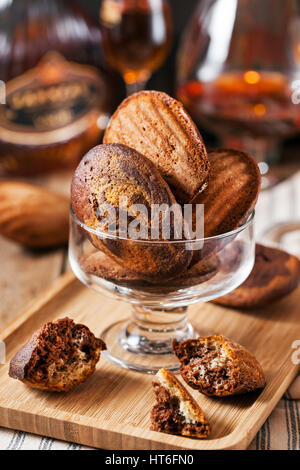 In casa in marmo bianco e nero madeleines cookie Foto Stock