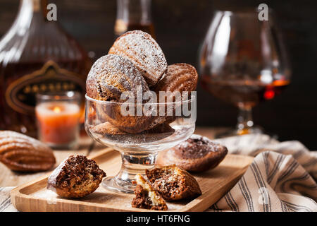 In casa in marmo bianco e nero madeleines cookie Foto Stock