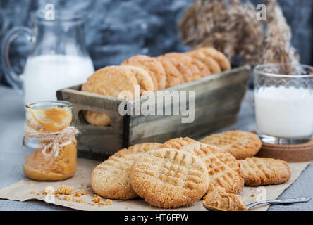 In casa appena sfornato il burro di arachidi cookie Foto Stock