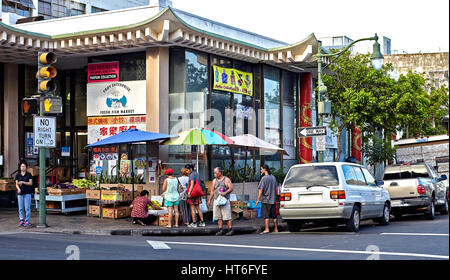 Honolulu, Hawaii, Stati Uniti d'America - 6 Agosto 2016: i turisti e i locali del negozio e passeggiata nella Chinatown quartiere storico Foto Stock