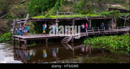 Rio Paraguay, Paraguay il 5 agosto, 2015: Popoli indigeni fanno la loro strada al jetty agli scambi di prodotti alimentari e di accogliere i loro amici. La barca supplie Foto Stock