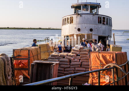 Rio Paraguay, Paraguay il 7 agosto 2015: la nave Aquidaban sul suo viaggio sul Rio Paraguay da Concepcion a Bahia Negra. La nave trasporta tutti i tipi Foto Stock