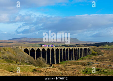 Il treno attraversa il viadotto Ribblehead, sul Dettle & Carlisle linea ferroviaria, Ribblesdale, Yorkshire Dales National Park, North Yorkshire, Inghilterra, Regno Unito Foto Stock