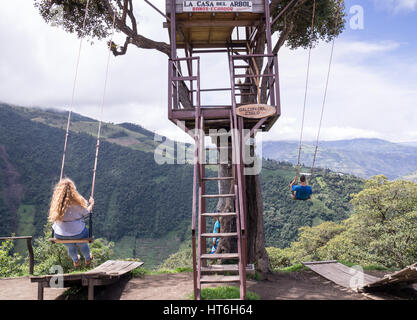 Banos, Ecuador il 18 novembre 2015: turisti che si godono il gigante swing al treehouse Casa del Arbol nelle Ande vicino a Banos, Ecuador. La vista dal Foto Stock