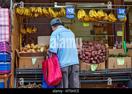 Honolulu, Hawaii, Stati Uniti d'America - 6 Agosto; 2016: Shopper alla frutta stand in Chinatown storico quartiere; una popolare destinazione locale e di attrazione turistica. Foto Stock