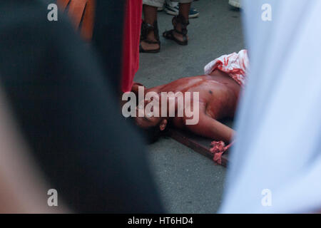 Venezuela, Caracas, Petare, Miranda membro 06/04/2012. Drammatizzazione della crocifissione di Gesù Cristo in El Nazareno quartiere a Petare. Foto Stock