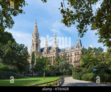 Il Neues Rathaus (Municipio) da Rathaus Park, Vienna, Austria Foto Stock