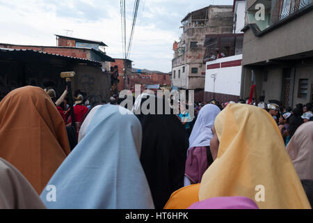 Venezuela, Caracas, Petare, Miranda membro 06/04/2012. Drammatizzazione della crocifissione di Gesù Cristo in El Nazareno quartiere a Petare. Foto Stock