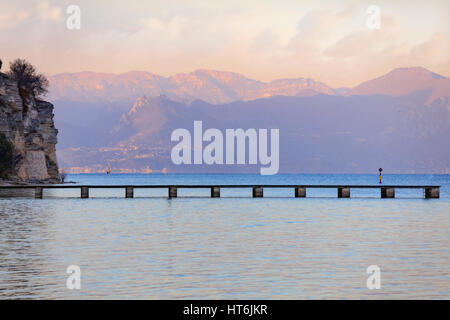 Tramonto paesaggio del lago di Garda Foto Stock