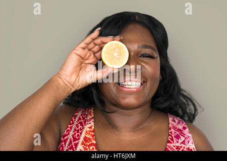 Donna sorridente felicità occhio coperchio giocoso Ritratto di limone Foto Stock