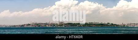 Golden Horn panorama visto da attraverso il lo stretto del Bosforo, Istanbul, Turchia Foto Stock