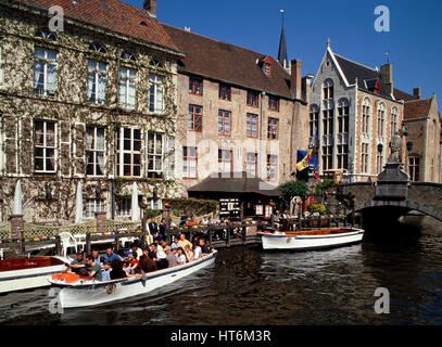 Le imbarcazioni turistiche sul Dijver Canal, Bruges, Belgio. Foto Stock