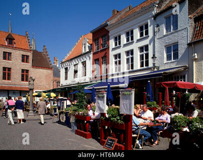 Caffè in Huidenvetters Plein, Bruges, Belgio. Foto Stock