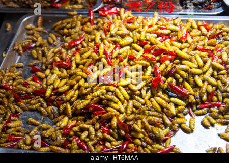 Fried silkworm e pepe rosso su un mercato alimentare Foto Stock