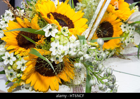 Bridal bouquet di fiori e di girasoli. Foto Stock