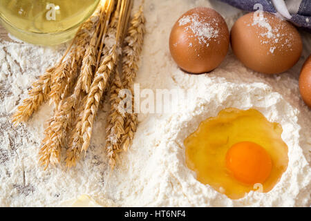 Preparate gli ingredienti per la cottura di torte Foto Stock