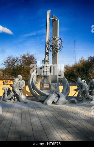 Fire fighter è un monumento "per loro che ha salvato il mondo' di Chernobyl zona di esclusione. Un monumento ai caduti dei vigili del fuoco durante l'estinzione di incendi presso il Foto Stock