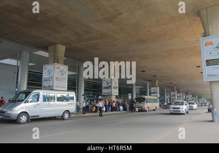 La gente viaggia a Ho Chi Minh City aeroporto internazionale di Ho Chi Minh City Vietnam. Foto Stock