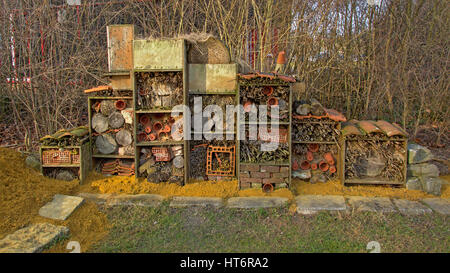 Hotel di insetto con legno riciclato color terracotta, fioriere, tegole del tetto e la pila di sabbia trovati a bourgoyen, Gand, Belgio Foto Stock