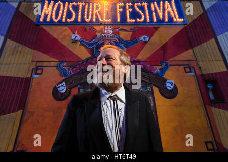 Ritratto di un uomo di fronte al Festival di umidità, un eclettico circus in Fremont quartiere di Seattle, Washington. Foto Stock