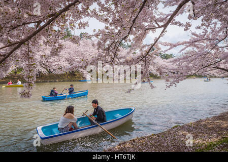 Aomori, Giappone - 28 Aprile 2014: persone si uniscono alla barca in stagno di Hanami festival al parco Hirosaki Foto Stock