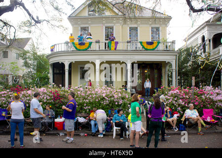 Un Mardi Gras folla si raduna su St. Charles Ave in attesa per una sfilata. New Orleans, LA. Foto Stock