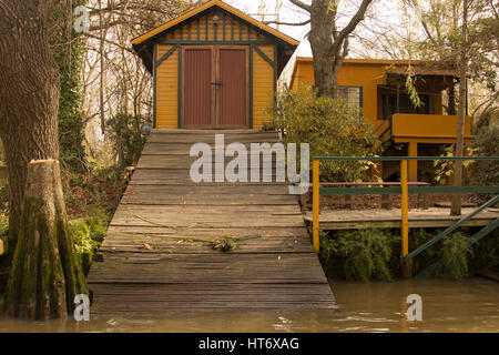 Legno casa gialla nel Delta del Paraná, Tigre Buenos Aires Argentina. Foto Stock