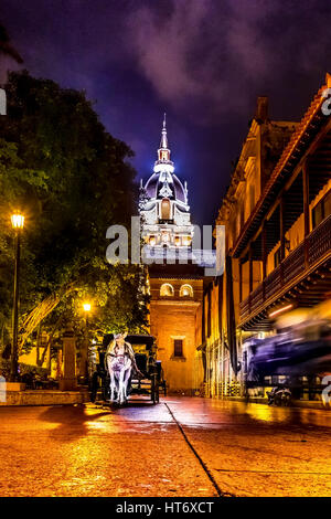 Street e Santa Catalina de Alejandria Cattedrale di notte - Cartagena de Indias, Colombia Foto Stock