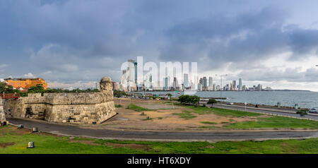 Il contrasto delle vecchie mura della città e il moderno skyline di Bocagrande - Cartagena de Indias, Colombia Foto Stock