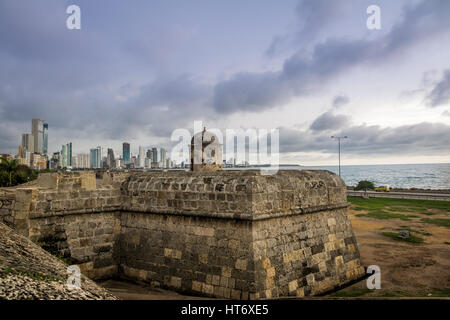 Il contrasto delle vecchie mura della città e il moderno skyline di Bocagrande - Cartagena de Indias, Colombia Foto Stock