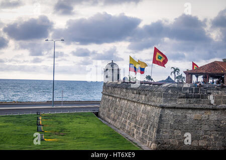 Muraglia difensiva con colombiana città e bandiere - Cartagena de Indias, Colombia Foto Stock