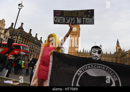 Drag Queen e un anonimo membro dell'Antifaschistische Aktion unisciti a smettere di Trump dimostrazione in piazza del Parlamento, Londra. Foto Stock