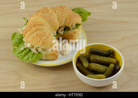 Salva anteprima Download insalata di tonno sandwich il cornetto con la ciotola piena di sottaceti dolci Foto Stock