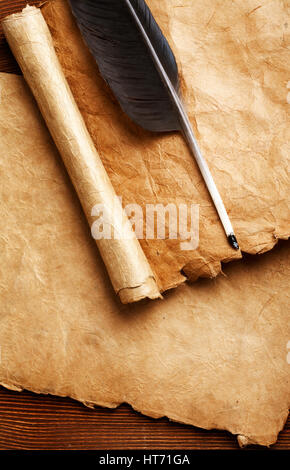 Quill penna su carta vecchia scorrere Foto Stock