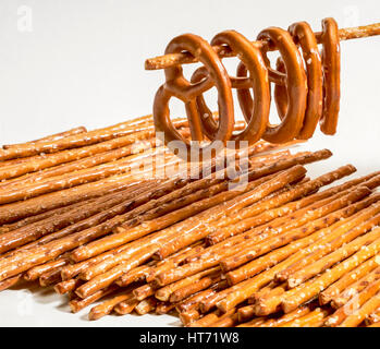 Primo piano di alcune sale bastoni e salatini in luce posteriore Foto Stock