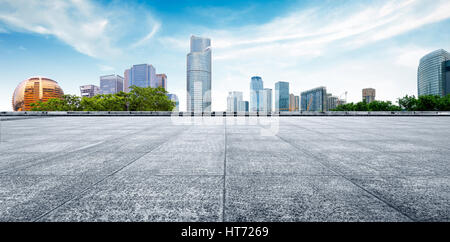 Paesaggio urbano e sullo skyline di Hangzhou città nuova nel cloud sky su vista dal pavimento in marmo Foto Stock