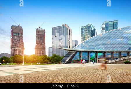 Paesaggio urbano e sullo skyline di Hangzhou città nuova nel cloud sky su vista dal pavimento in marmo Foto Stock