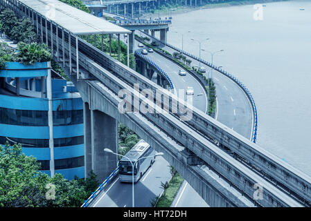 Cina Chongqing elevato light rail, città moderna prospettiva di traffico. Foto Stock