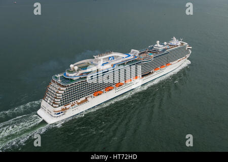 Vista aerea della Royal Princess a vela nel Solent verso Southampton, Regno Unito Foto Stock