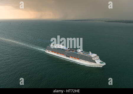 Vista aerea della Royal Princess a vela nel Solent verso Southampton, Regno Unito Foto Stock