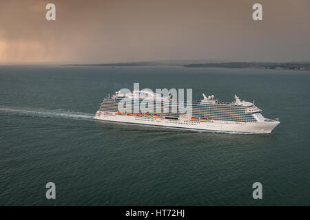 Vista aerea della Royal Princess a vela nel Solent verso Southampton, Regno Unito Foto Stock