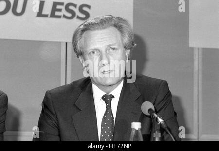 Rt. L'on. Michael Heseltine, Segretario di Stato per l'ambiente e membro del partito conservatore del Parlamento per Henley, frequenta un partito conferenza stampa a Londra in Inghilterra il 10 aprile 1991. Foto Stock